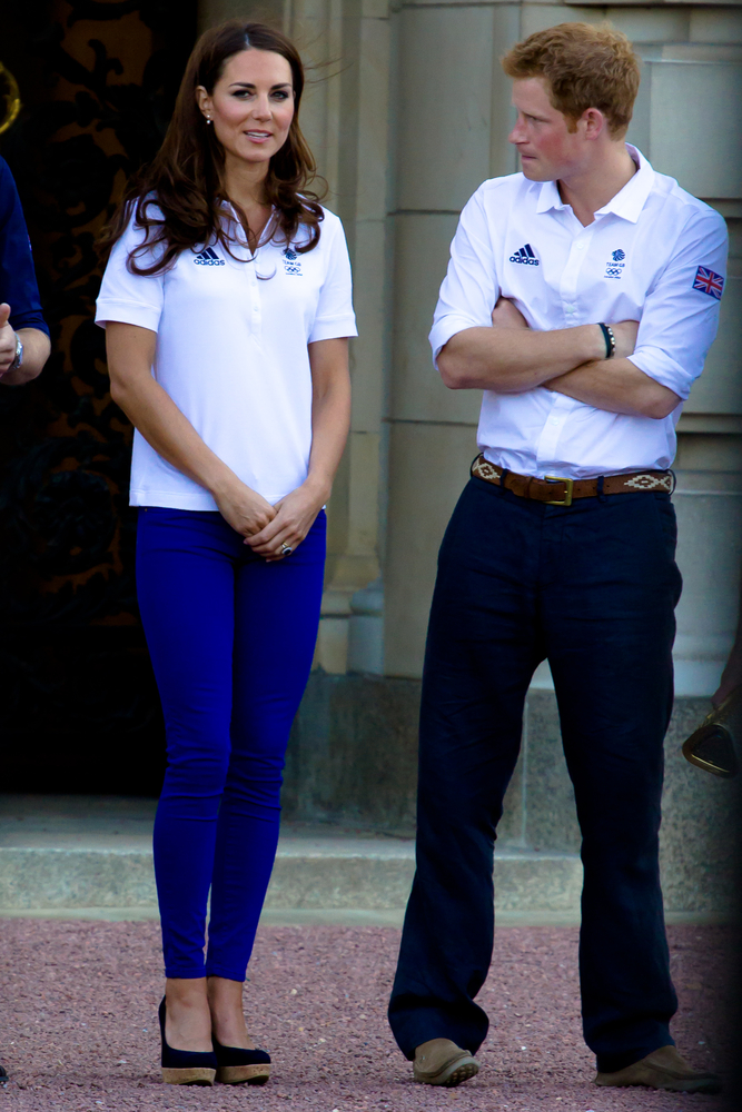 Kate Middleton a princ Harry sú videní pred Buckinghamským palácom.